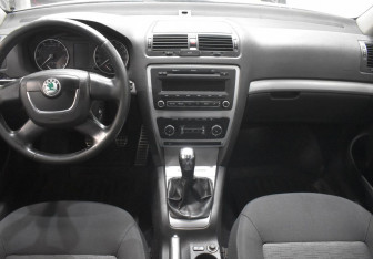 Подержанный автомобиль Skoda Octavia Liftback 2010 года (12 фото)