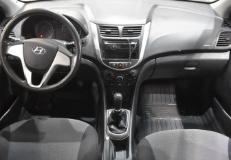 Подержанный автомобиль Hyundai Solaris Sedan 2012 года (12 фото)