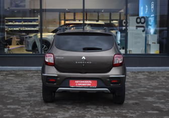 Подержанный автомобиль Renault Sandero 2018 года (6 фото)