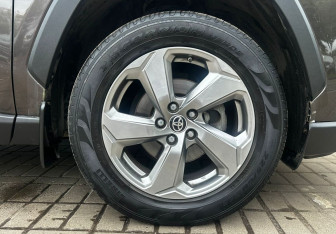 Подержанный автомобиль Toyota RAV4 2020 года (14 фото)