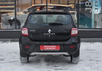 Подержанный автомобиль Renault Sandero 2016 года (6 фото)