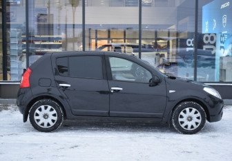 Подержанный автомобиль Renault Sandero 2011 года (4 фото)