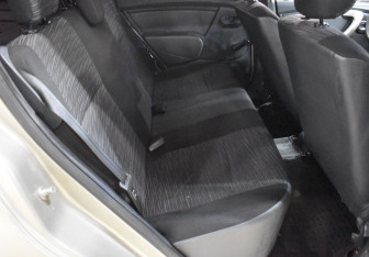 Подержанный автомобиль Renault Sandero 2012 года (11 фото)