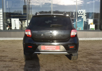 Подержанный автомобиль Renault Sandero 2017 года (6 фото)