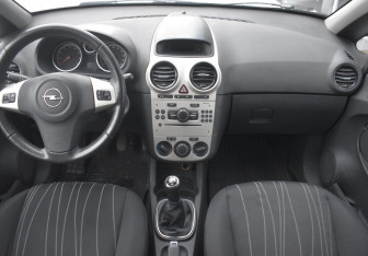 Подержанный автомобиль Opel Corsa 2008 года (12 фото)