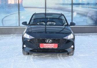 Подержанный автомобиль Hyundai Solaris Sedan 2022 года (2 фото)