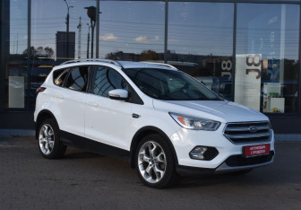 Подержанный автомобиль Ford Kuga 2017 года (3 фото)