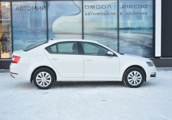 Подержанный автомобиль Skoda Octavia Liftback 2019 года (4 фото)