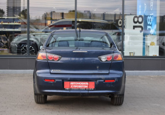 Подержанный автомобиль Mitsubishi Lancer Sedan 2011 года (7 фото)