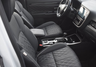 Подержанный автомобиль Mitsubishi Outlander 2022 года (10 фото)