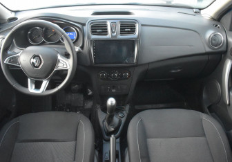 Подержанный автомобиль Renault Sandero 2018 года (12 фото)
