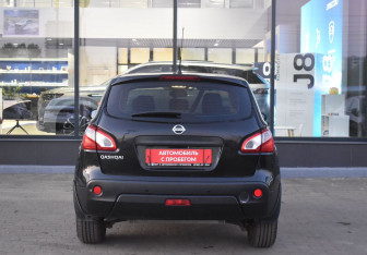 Подержанный автомобиль Nissan Qashqai 2013 года (6 фото)