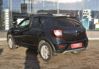 Подержанный автомобиль Renault Sandero 2017 года (7 фото)