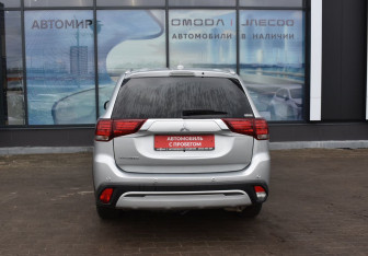 Подержанный автомобиль Mitsubishi Outlander 2021 года (6 фото)