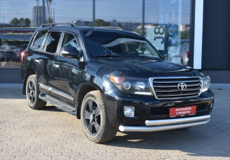 Подержанный автомобиль Toyota Land Cruiser Suv 2014 года (3 фото)
