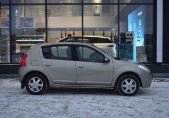 Подержанный автомобиль Renault Sandero 2011 года (4 фото)
