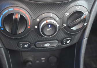 Подержанный автомобиль Hyundai Solaris Hatchback 2015 года (14 фото)