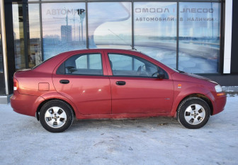 Подержанный автомобиль Chevrolet Aveo Sedan 2004 года (4 фото)