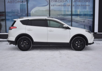Подержанный автомобиль Toyota RAV4 2016 года (4 фото)