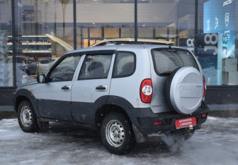 Подержанный автомобиль Chevrolet Niva 2009 года (7 фото)