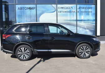 Подержанный автомобиль Mitsubishi Outlander 2019 года (4 фото)
