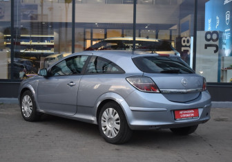 Подержанный автомобиль Opel Astra Hatchback 2010 года (7 фото)