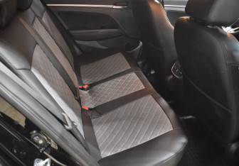 Подержанный автомобиль Hyundai Elantra Sedan 2019 года (11 фото)