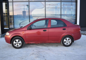 Подержанный автомобиль Chevrolet Aveo Sedan 2004 года (8 фото)