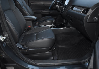Подержанный автомобиль Mitsubishi Outlander 2019 года (10 фото)