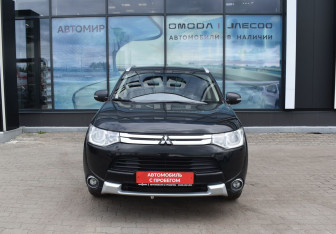 Подержанный автомобиль Mitsubishi Outlander 2014 года (2 фото)