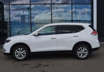 Подержанный автомобиль Nissan X-Trail 2015 года (8 фото)
