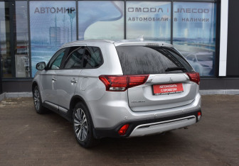 Подержанный автомобиль Mitsubishi Outlander 2021 года (7 фото)