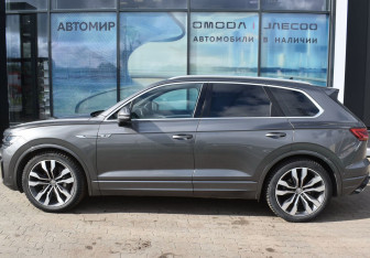 Подержанный автомобиль Volkswagen Touareg 2018 года (8 фото)