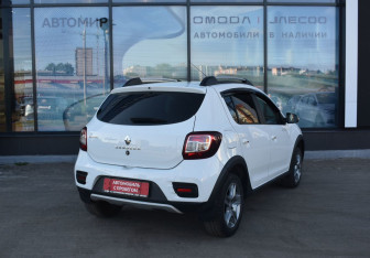 Подержанный автомобиль Renault Sandero 2018 года (5 фото)