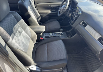 Подержанный автомобиль Mitsubishi Outlander 2012 года (10 фото)