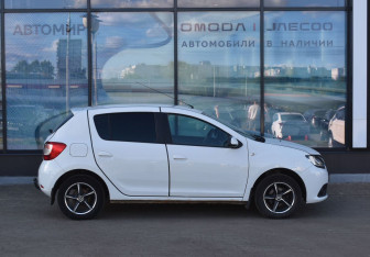 Подержанный автомобиль Renault Sandero 2017 года (5 фото)