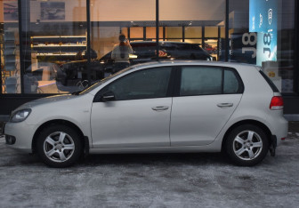 Подержанный автомобиль Volkswagen Golf Hatchback 2012 года (8 фото)