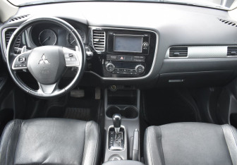 Подержанный автомобиль Mitsubishi Outlander 2014 года (12 фото)