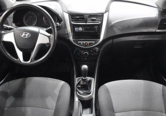 Подержанный автомобиль Hyundai Solaris Sedan 2011 года (12 фото)