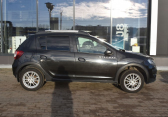 Подержанный автомобиль Renault Sandero 2017 года (4 фото)