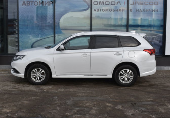 Подержанный автомобиль Mitsubishi Outlander 2022 года (8 фото)