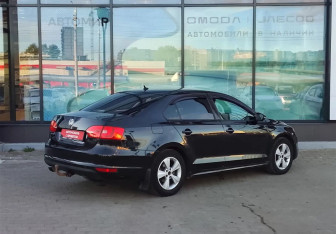 Подержанный автомобиль Volkswagen Jetta Sedan 2013 года (5 фото)