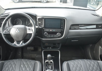 Подержанный автомобиль Mitsubishi Outlander 2022 года (12 фото)