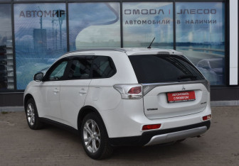 Подержанный автомобиль Mitsubishi Outlander 2014 года (7 фото)