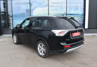 Подержанный автомобиль Mitsubishi Outlander 2014 года (7 фото)