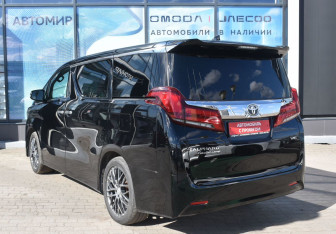 Подержанный автомобиль Toyota Alphard 2019 года (7 фото)