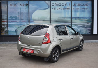 Подержанный автомобиль Renault Sandero 2012 года (5 фото)