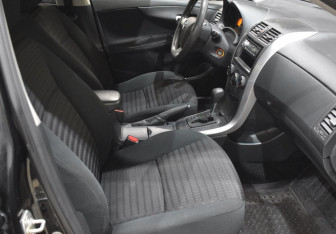 Подержанный автомобиль Toyota Corolla Sedan 2013 года (10 фото)