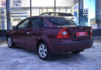Подержанный автомобиль Ford Focus Sedan 2006 года (7 фото)