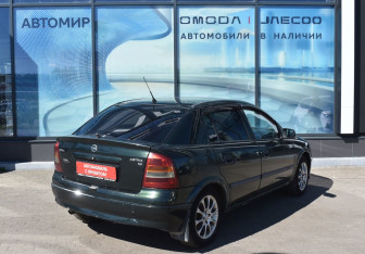 Подержанный автомобиль Opel Astra Sedan 2002 года (5 фото)